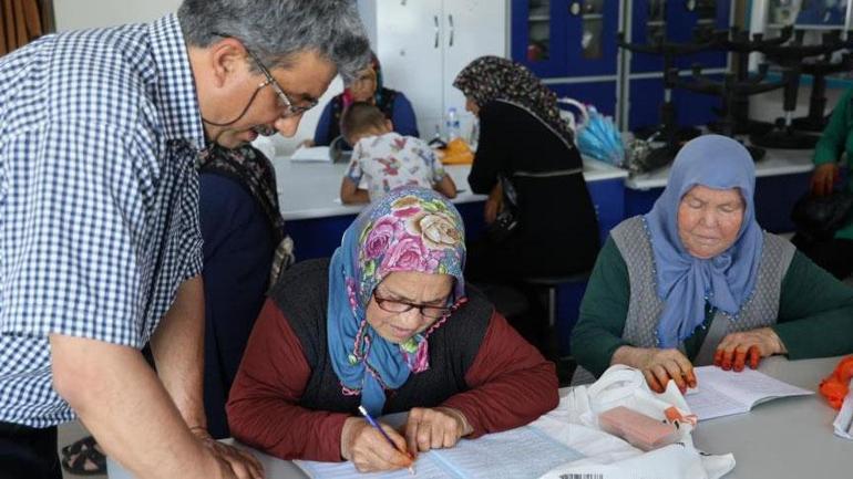 75 yaşında 17 toruna sahip Adanalı nineler hayallerinin peşinden gidiyor