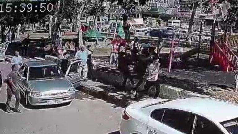 Parka giden kadın çocuklarının önünde darbedildi