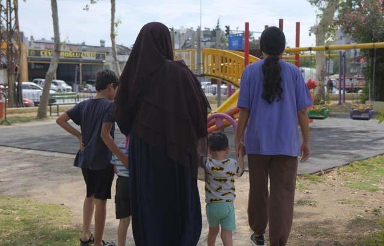 Parka giden kadın çocuklarının önünde darbedildi