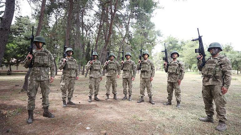 Baba ve oğulları aynı koğuşta 28 günlük görev tamamlandı