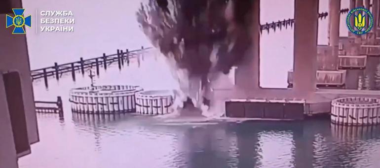Son Dakika Ukraynadan bir büyük saldırı daha Kırımdaki kritik köprü su altı bombasıyla havaya uçuruldu