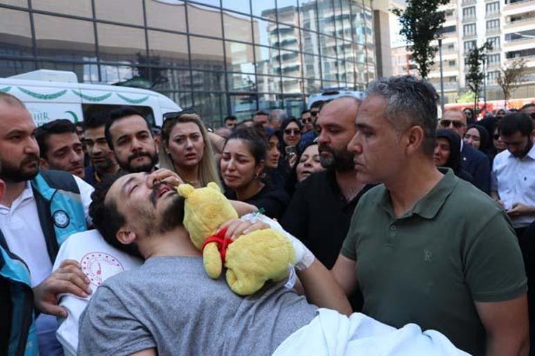 Göğsünde çocuklarının oyuncağı... Ailesini sedye ile son kez görmeye geldi