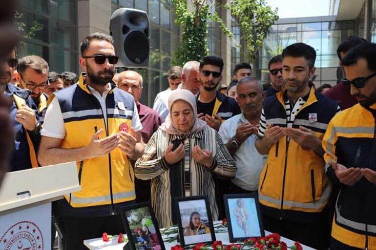Göğsünde çocuklarının oyuncağı... Ailesini sedye ile son kez görmeye geldi