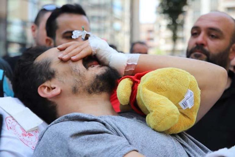 Göğsünde çocuklarının oyuncağı... Ailesini sedye ile son kez görmeye geldi