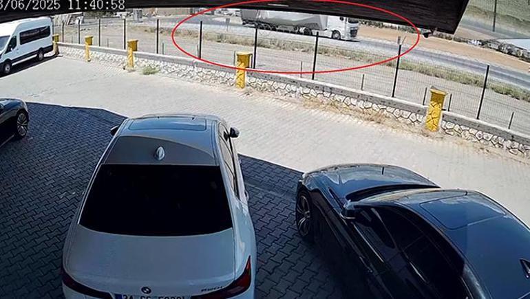 Virajı alamayan TIR devrildi, sürücüyü vatandaşlar kurtardı O anlar kamerada