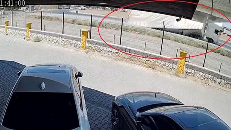 Virajı alamayan TIR devrildi, sürücüyü vatandaşlar kurtardı O anlar kamerada