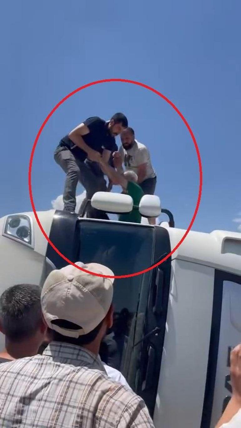 Virajı alamayan TIR devrildi, sürücüyü vatandaşlar kurtardı O anlar kamerada