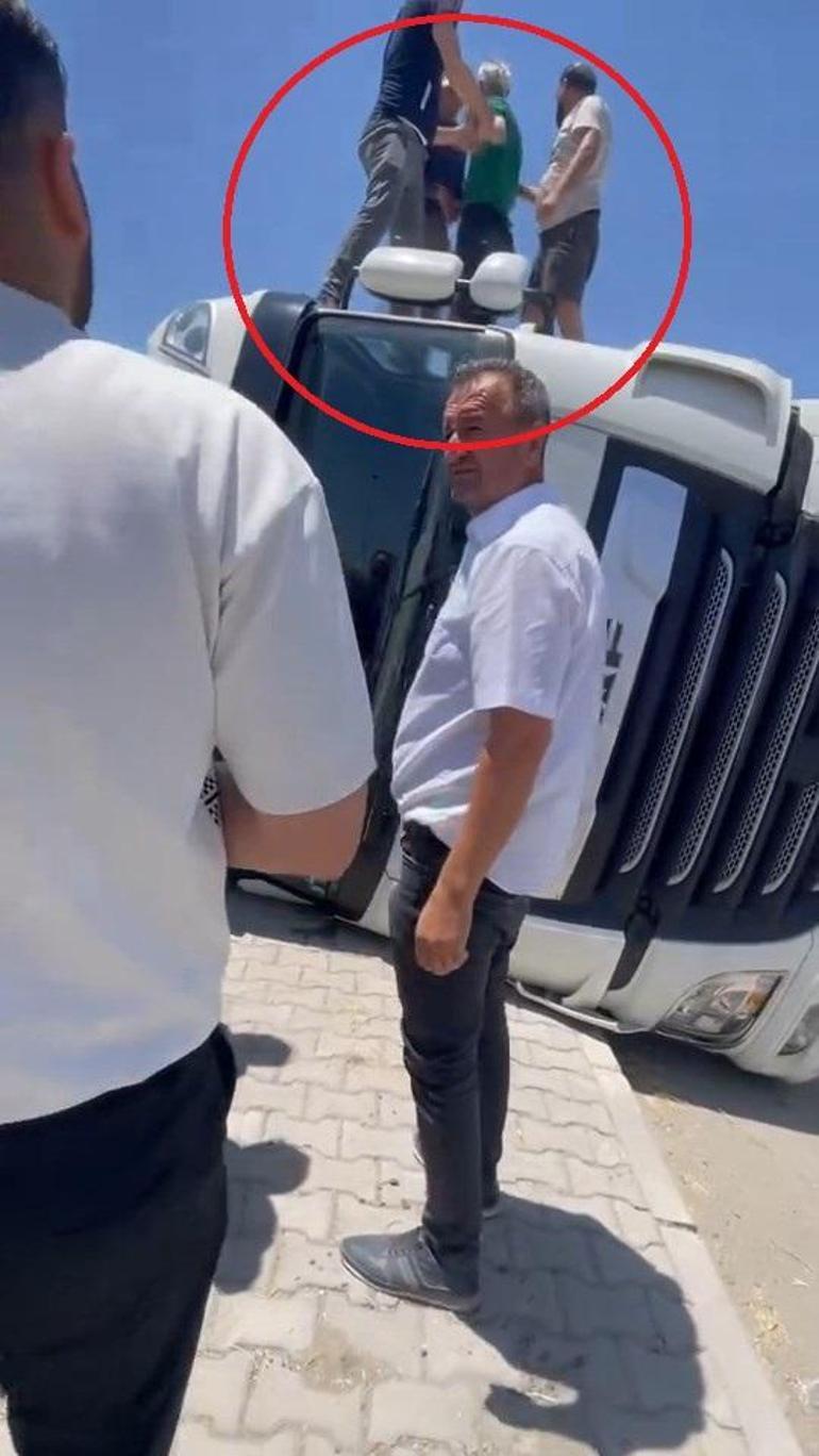 Virajı alamayan TIR devrildi, sürücüyü vatandaşlar kurtardı O anlar kamerada