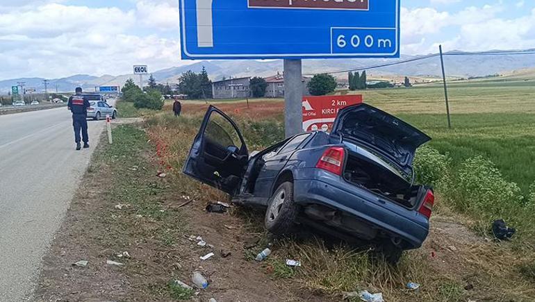 Afyonkarahisar’da otomobil yön tabelasına çarptı: 1 kişi hayatını kaybetti