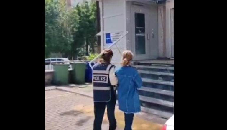 Otobüste düşürülen 50 bin TL değerindeki altın kolyeyi aldı O anlar anbean kaydedildi