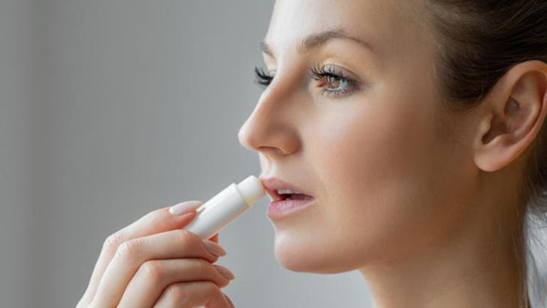 Dudakları korumuyor, kurutuyor Yaygın lip balm hatası, deriyi hassaslaştırıyor