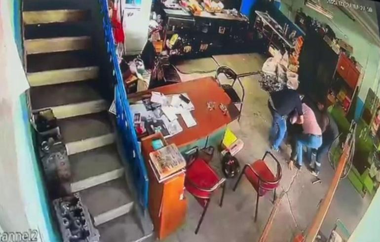 Sanayide dehşet dolu dakikalar: Çekiçle başına vurdu, ağır yaraladı