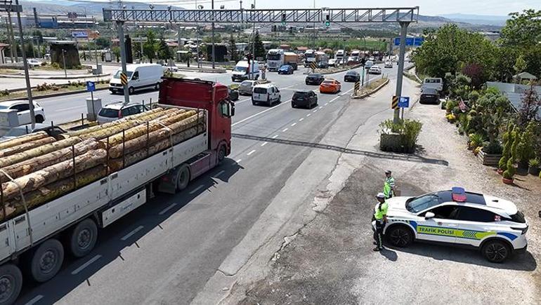 Kurban Bayramı trafiği başladı Her 10 kilometrede bir trafik ekibi var