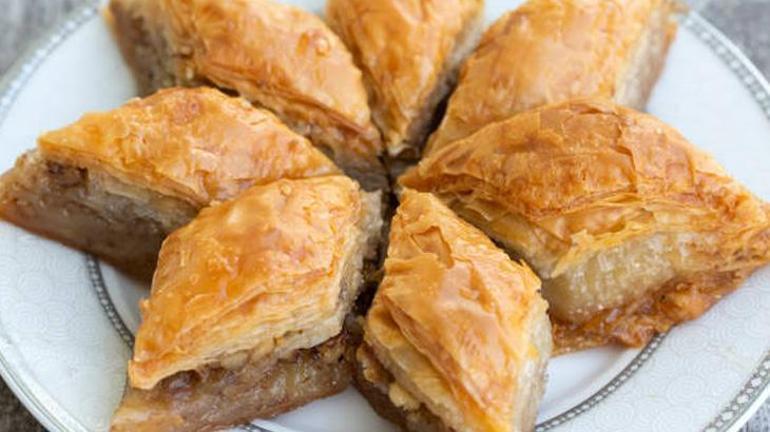 Bayram sofralarını tatlandıracak kıyır kıyır ev baklavasının püf noktası Yufka yırtılmıyor, çarşaf gibi açılıyor