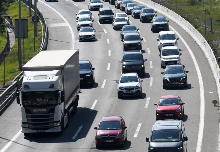 Kurban Bayramı trafiği başladı Her 10 kilometrede bir trafik ekibi var