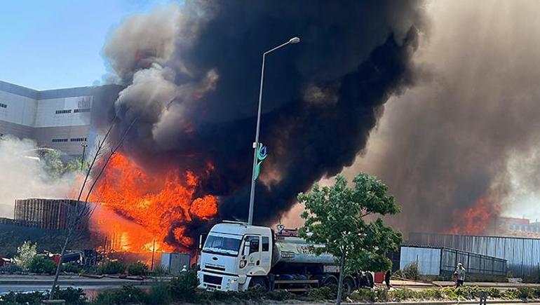 Kocaelide palet deposundaki yangın: Ekipler seferber oldu