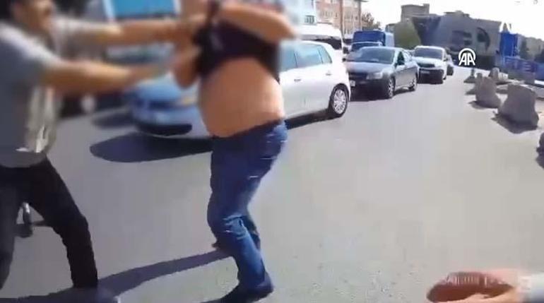 İstanbulda akılalmaz trafik kavgası: Hamile eşinin yanında araçtan indirip darp etti