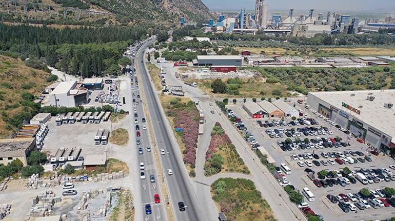 Kavimler göçü gibi 2 kilometrelik yol 30 dakikada aşılıyor