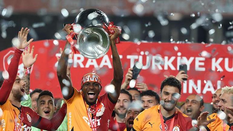 Galatasaraydan Victor Osimhen için yeni teklif Okan Buruk İtalyada