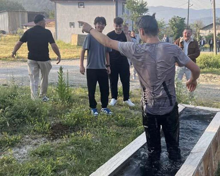 Köyde ilginç gelenek Bayram namazına gelmeyene oluk cezası