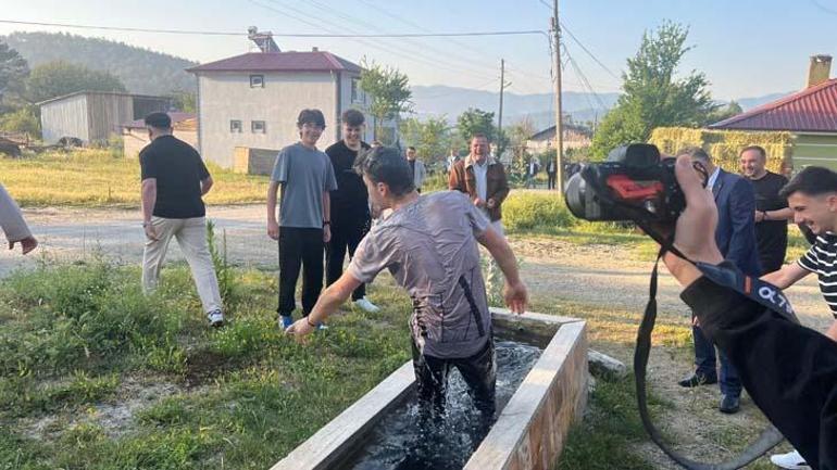 Köyde ilginç gelenek Bayram namazına gelmeyene oluk cezası
