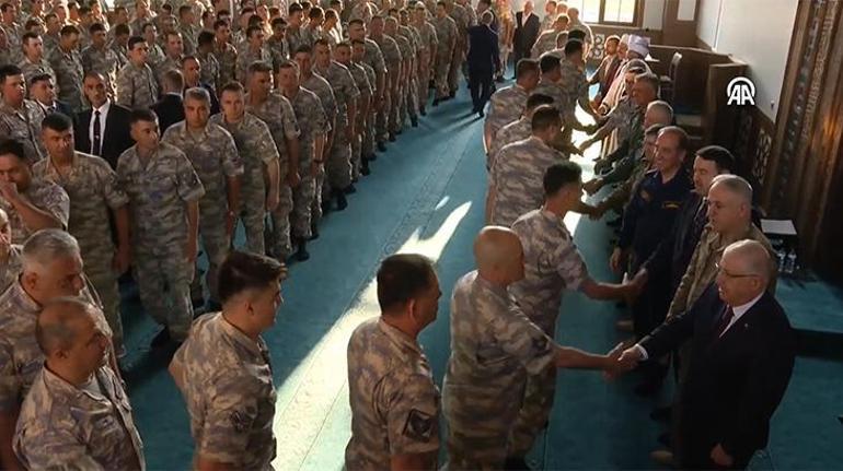 Milli Savunma Bakanı Güler, Mehmetçikle bayramlaştı