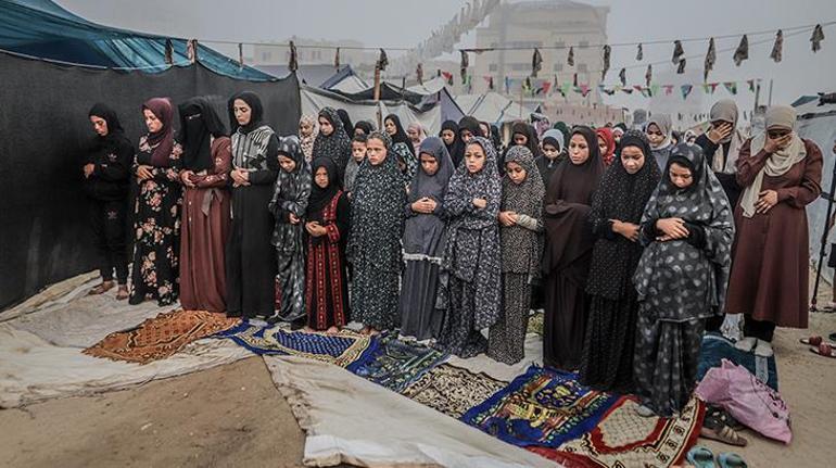 Enkazların üzerinde bayram namazı İsrail, bayram sabahı da Gazzeye saldırdı