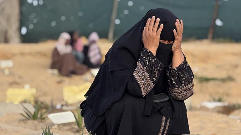 Enkazların üzerinde bayram namazı İsrail, bayram sabahı da Gazzeye saldırdı