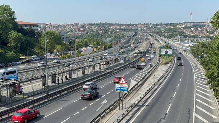 Bayramın ilk günü İstanbulda yollar boş kaldı