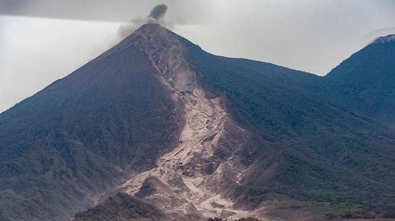 Guatemala’daki Fuego Yanardağı patladı