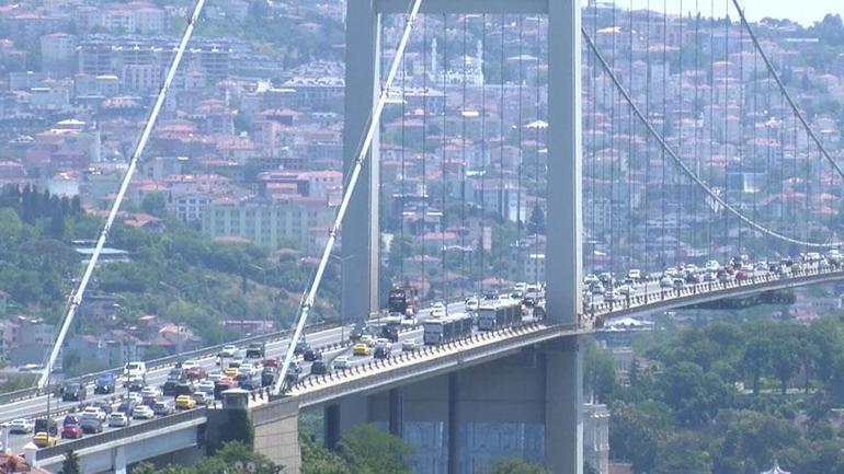 Taksiciyi silahla köprüye gitmeye zorladı Araçtan inip korkuluklara çıktı;