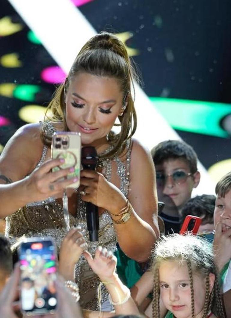 Demet Akalından olay yaratan anlara ilişkin ilk açıklama Peş peşe fotoğraf paylaştı