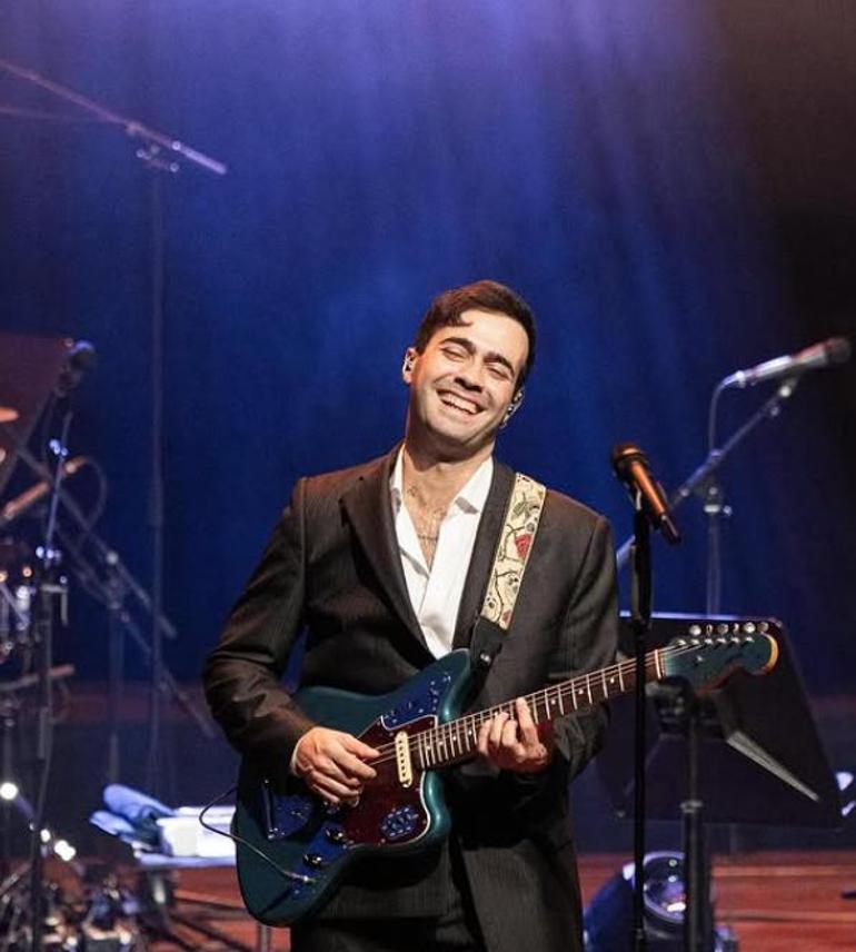 Özcan Deniz sahneye davet etti, sürpriz isimle şarkı söyledi Yeni imajı dikkat çekti