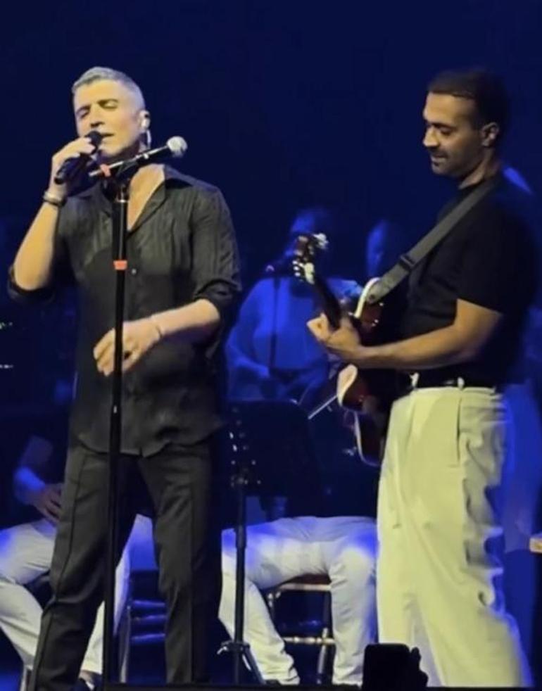Özcan Deniz sahneye davet etti, sürpriz isimle şarkı söyledi Yeni imajı dikkat çekti