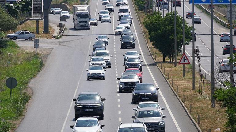 İstanbula dönüş çilesi başladı Kilometrelerce kuyruk oluştu