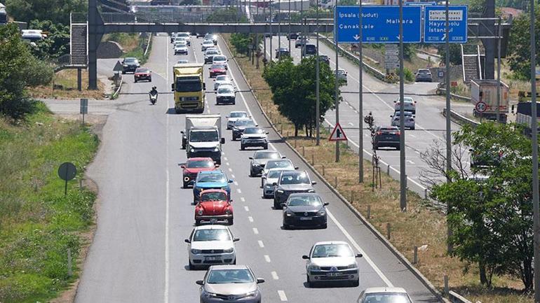 İstanbula dönüş çilesi başladı Kilometrelerce kuyruk oluştu