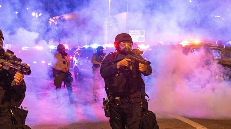 Son Dakika Los Angeles alev alev: ABD bayrağı yakıldı, Trumptan asker talimatı