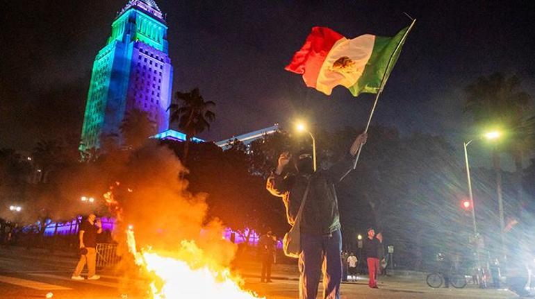 Son Dakika Los Angeles alev alev: ABD bayrağı yakıldı, Trumptan asker talimatı