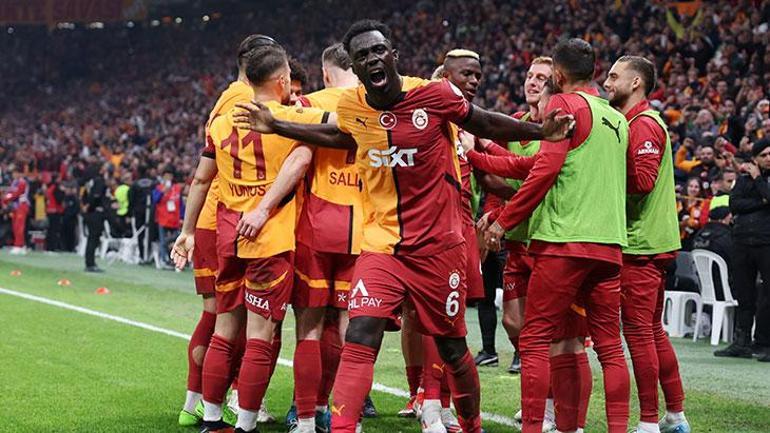 Galatasarayda yıldız futbolcu imzayı atıyor Menajeri İstanbula geldi