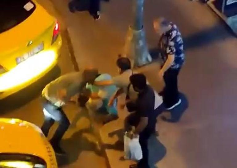 Taksicilerin müşteri alma kavgası: Yumruk atıp yerde sürüklediler