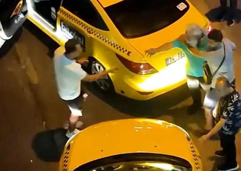Taksicilerin müşteri alma kavgası: Yumruk atıp yerde sürüklediler
