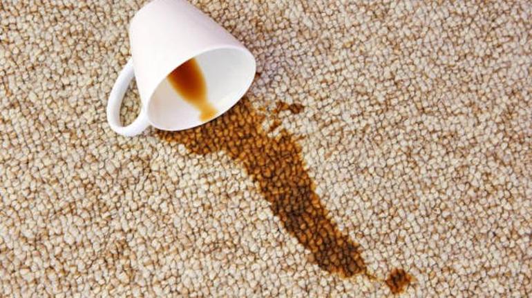 Halıdaki çay lekesini şipşak çıkaran yöntem Lekenin üzerine bolca uygulayın