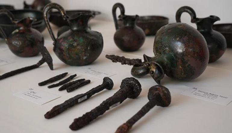 Mezar odasından 88 metal eser çıktı