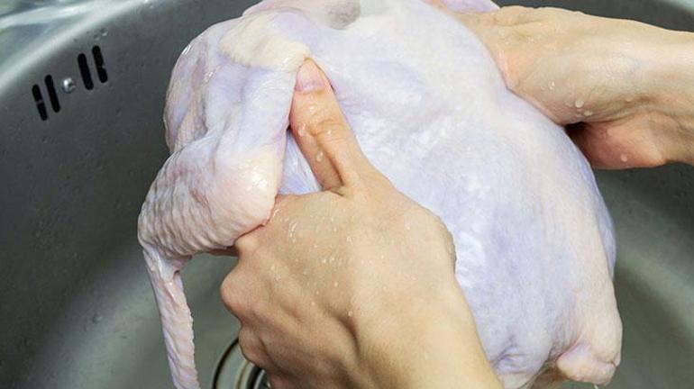 Çiğ tavuk yıkanır mı Uzmanlar salmonella bakterisine karşı uyardı