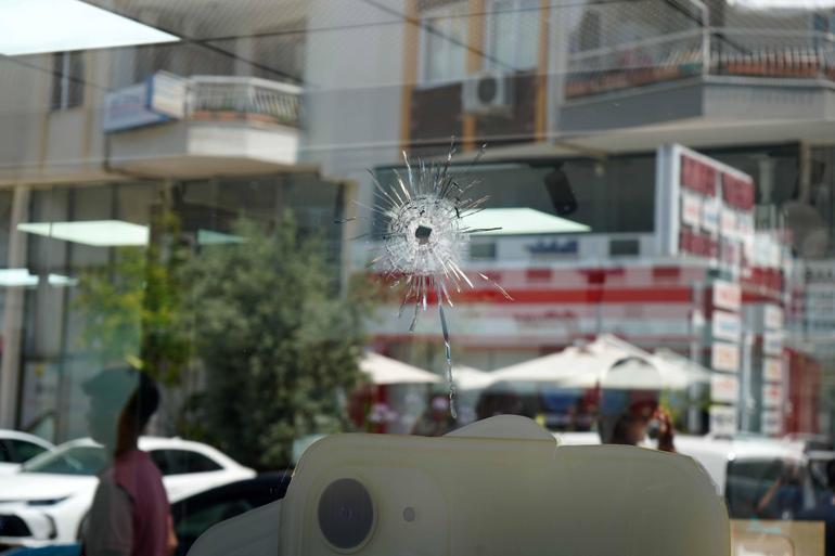 Cep telefonu tamircisine silahlı gözdağı: 3 milyonu ödemeyince dükkanı kurşunladılar