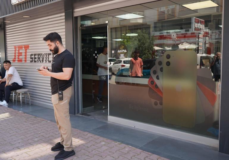 Cep telefonu tamircisine silahlı gözdağı: 3 milyonu ödemeyince dükkanı kurşunladılar