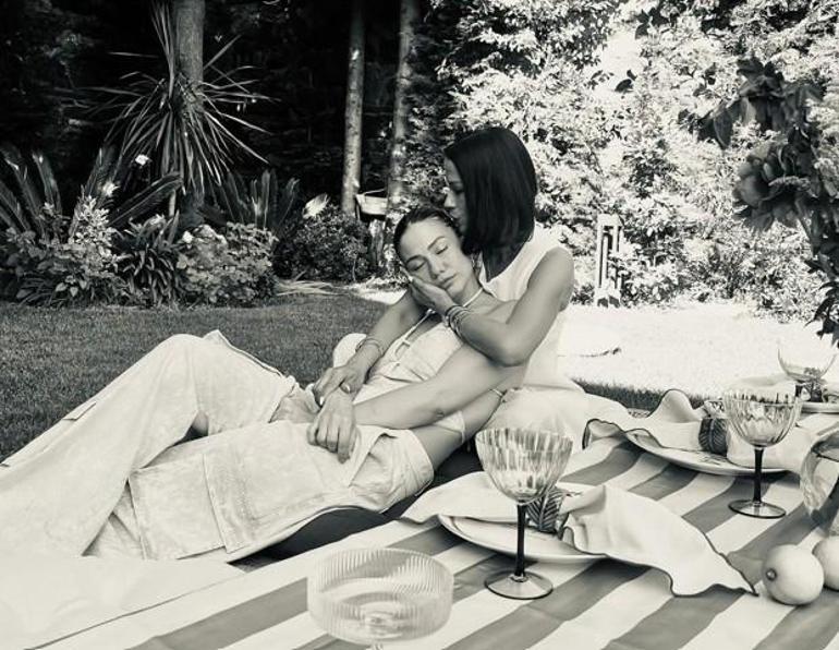 Demet Özdemir ve ablasının Instagramdaki yeni pozlarına beğeni yağdı