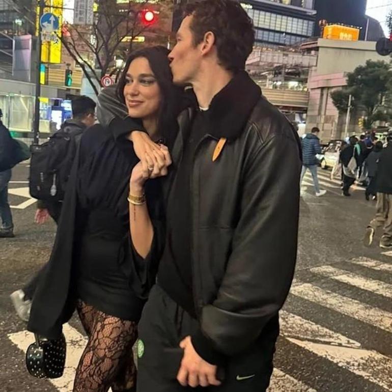 Evlilik yolunda ilk adım Dua Lipa sevgilisi Callum Turner ile nişanlandı