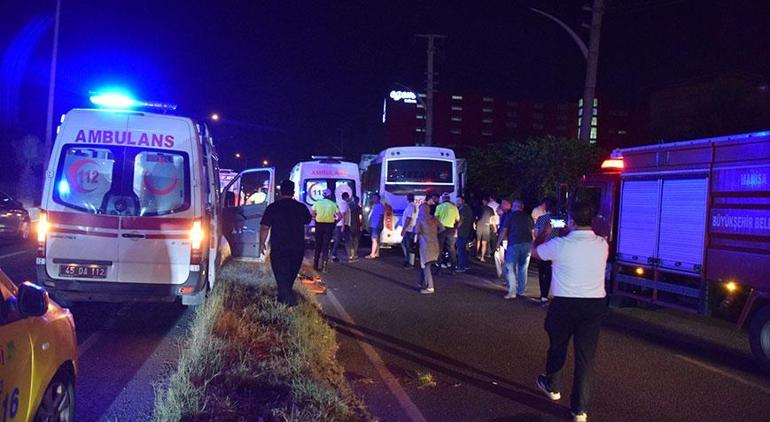 İşçi servisi park halindeki TIRa çarptı Yaralılar var