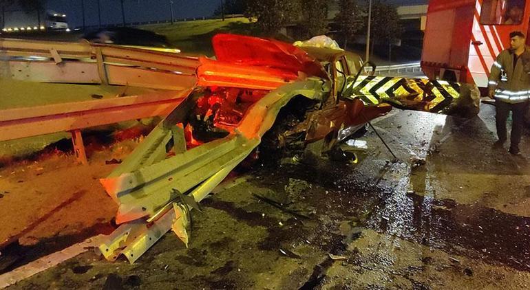 Bayrampaşada otomobil bariyerlere saplandı, sürücü yaralandı